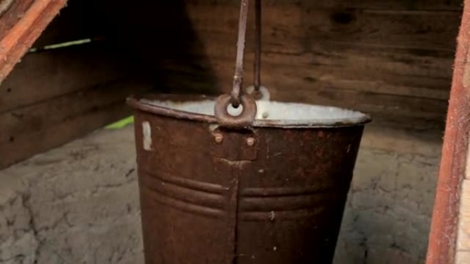 空金属桶挂在农村井中