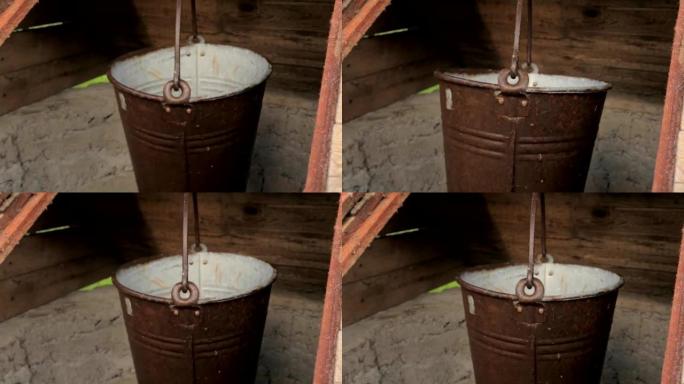 空金属桶挂在农村井中