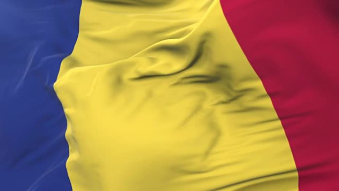 罗马尼亚国旗在蓝色的天空中缓慢飘扬，循环