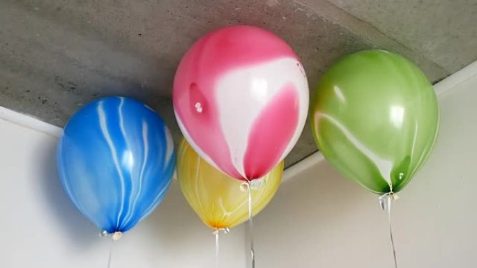 彩色氦气球飞行。节日气球固定在一起