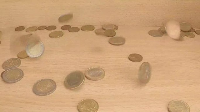 欧洲货币硬币掉落在木板上