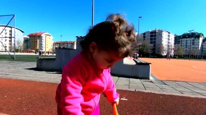 快乐可爱的小女孩骑踢踏板车在公园