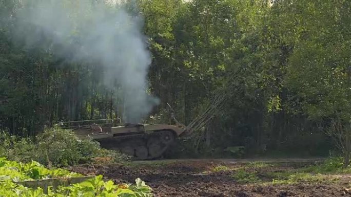 军用坦克破坏了绿树，在森林中筑路与敌人作战