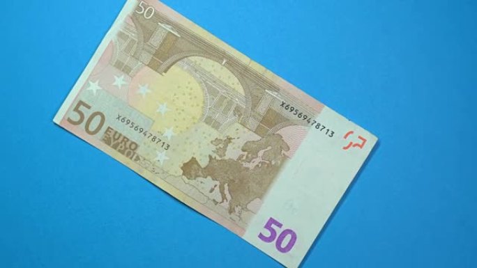 50欧元在旋转的蓝色背景上缓慢旋转。
