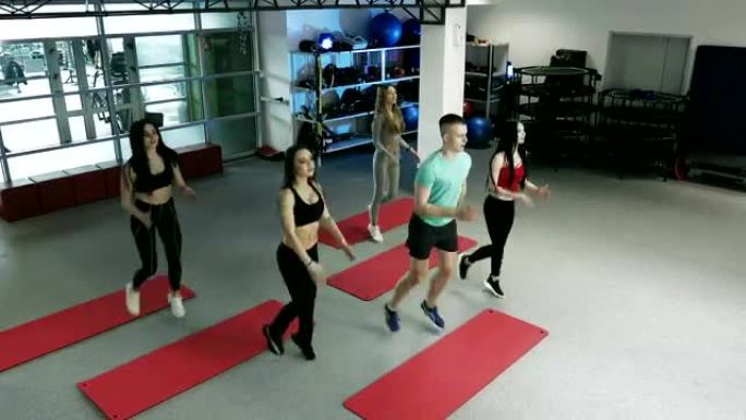 一群运动的人在健身馆锻炼。