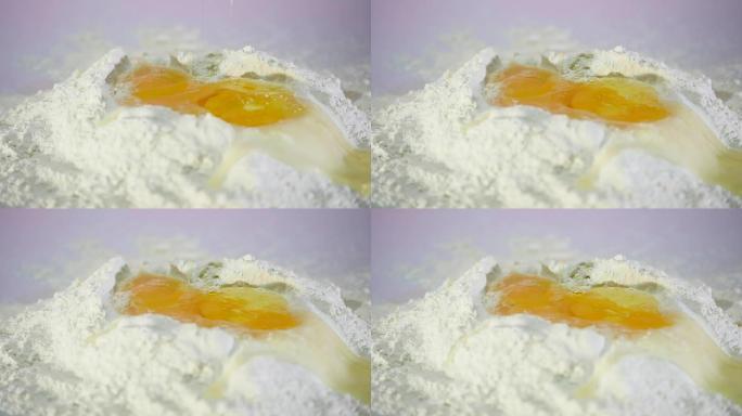鸡蛋洒在面粉上