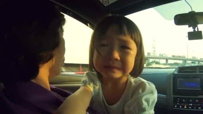 亚洲女婴在车上哭泣真的很激动