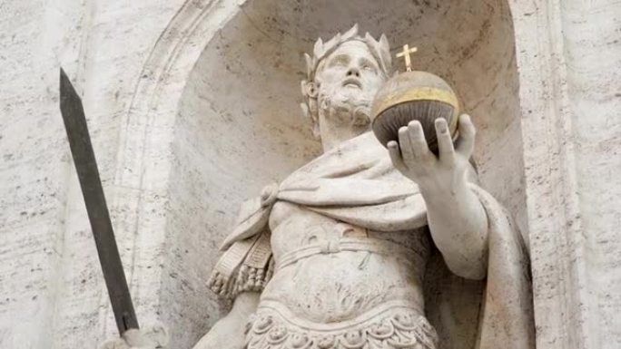 在意大利罗马万神殿的大教堂外，一个手持球和剑的雕像