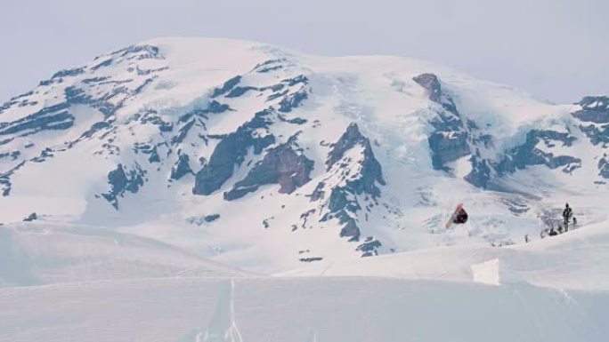 滑雪板空中跳跳大后空翻大山背景