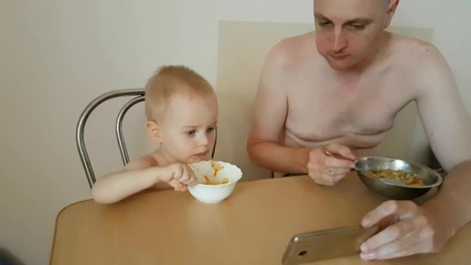 父子吃汤，看手机漫画