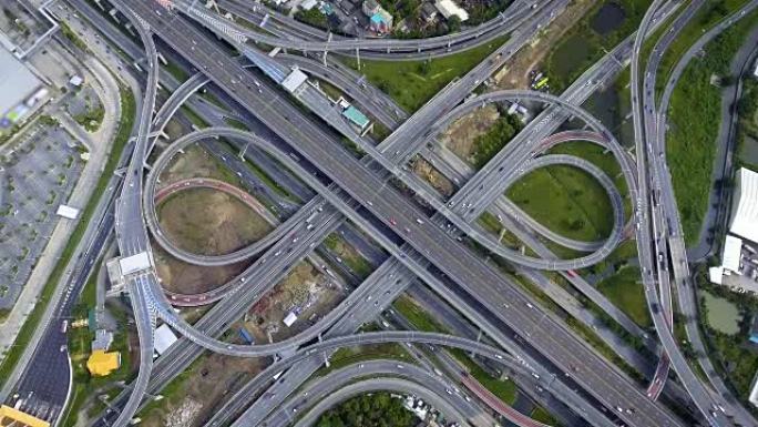 高速公路交汇处的鸟瞰图，繁忙的城市交通在道路上超速行驶