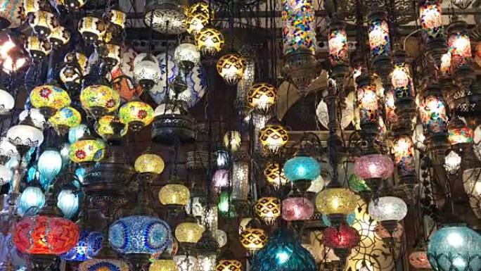 伊斯坦布尔大巴扎的彩色土耳其灯笼