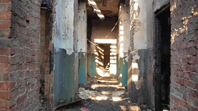 灾难，火灾，战争或飓风，拆除启示录概念后，在废弃建筑的走廊中前进的第一人称视角