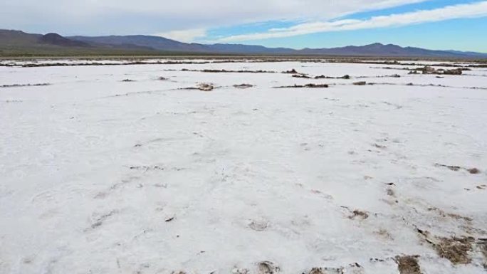 沙漠中的泛盐谷在干涸的大海或湖泊上