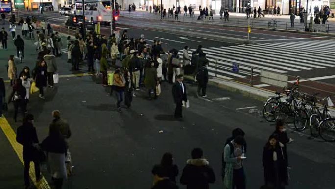日本东京的延时高清视频，展示了人口不断增长的繁忙拥挤世界的快速运动和速度概念