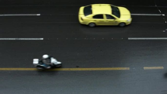 宪法广场雨天行车道和潮湿道路上的汽车