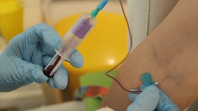 护士从诊所的病人身上采集血样，特写