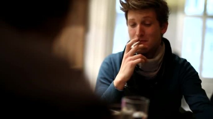 年轻人在咖啡馆吸烟