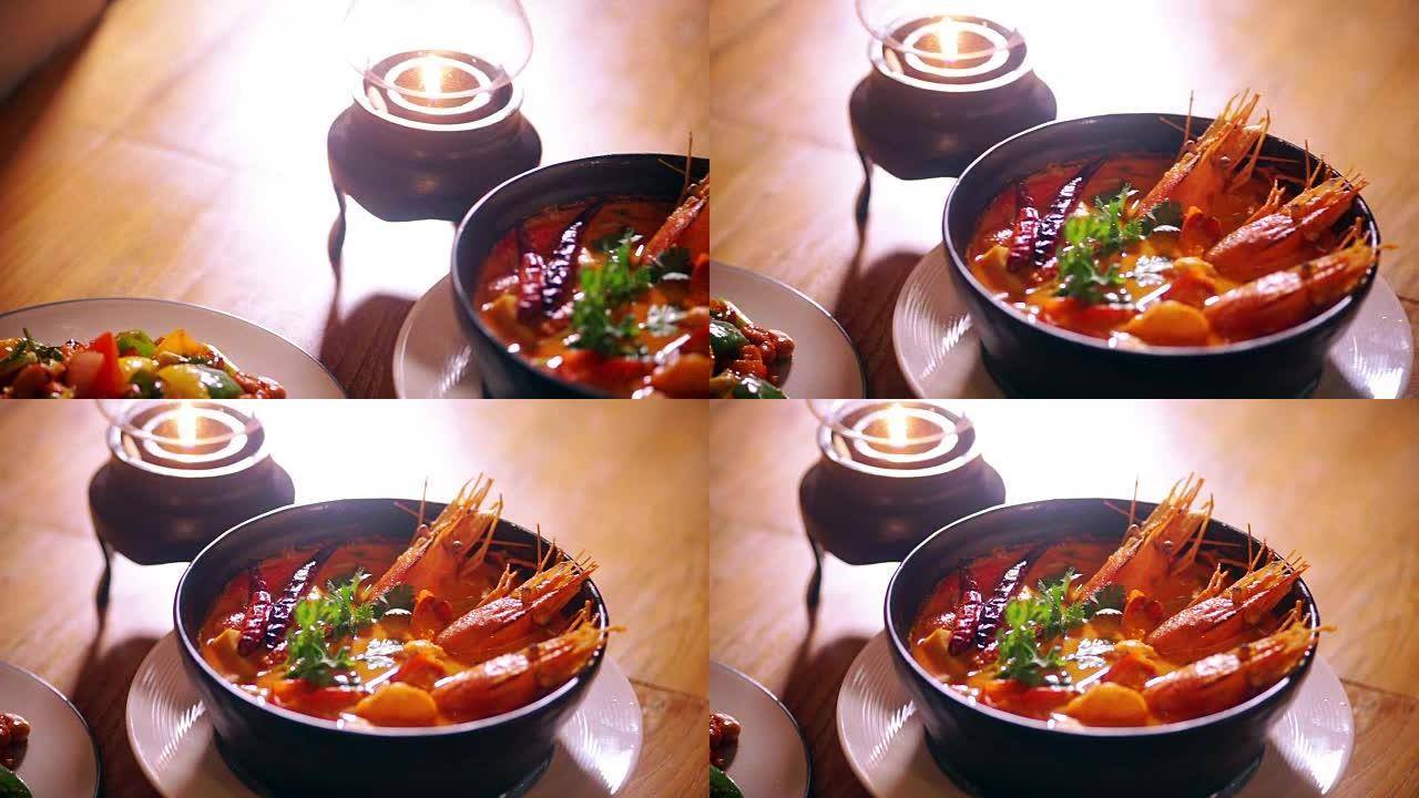 美味的辣味海鲜汤在一个黑色的碗。