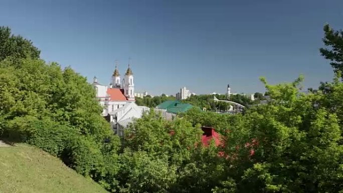 白俄罗斯维捷布斯克。夏日晴天复活教堂的景色。放大，放大