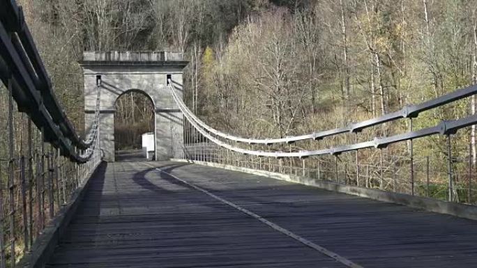 Chain Bridge is a suspension bridge on the river V