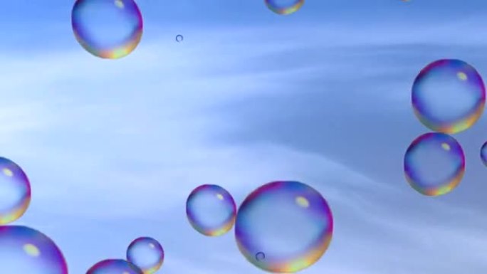 肥皂泡在阳光下在多云的天空背景上飞舞。