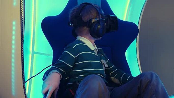 虚拟现实椅子上的男孩享受他的经历