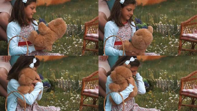 拥抱泰迪熊的女孩