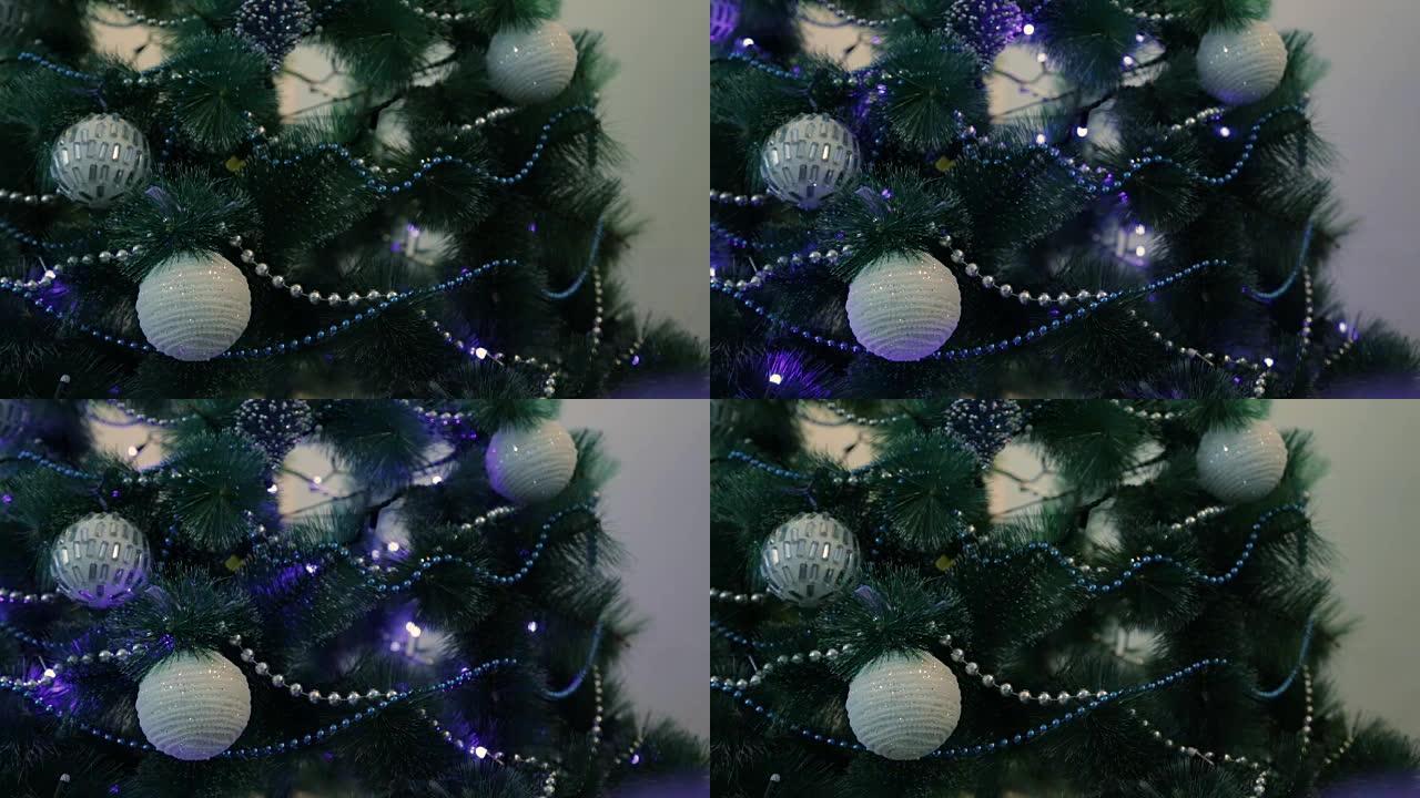 蓝色灯光装饰的圣诞树。白色圣诞球和花环