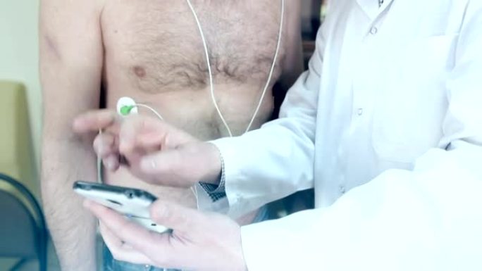 一名医生在手机上演示心电图