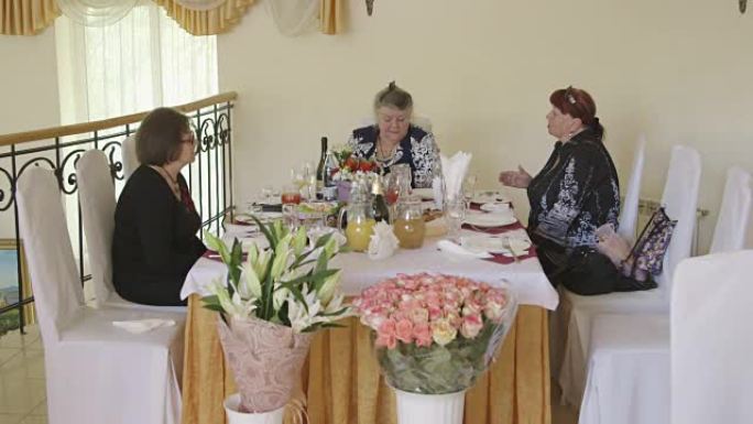 资深女性朋友在节日晚宴上庆祝节日