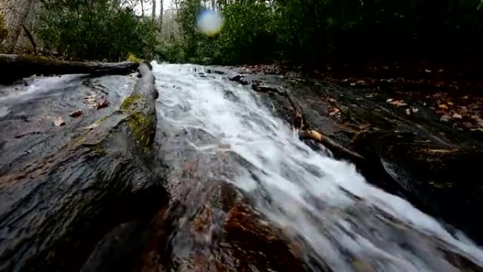 在鲁弗斯·摩根瀑布 (Rufus Morgan waterfalls) 的光滑岩石面上流动的水