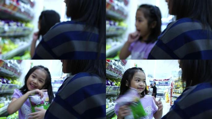 女孩和母亲在超市一起购物很开心