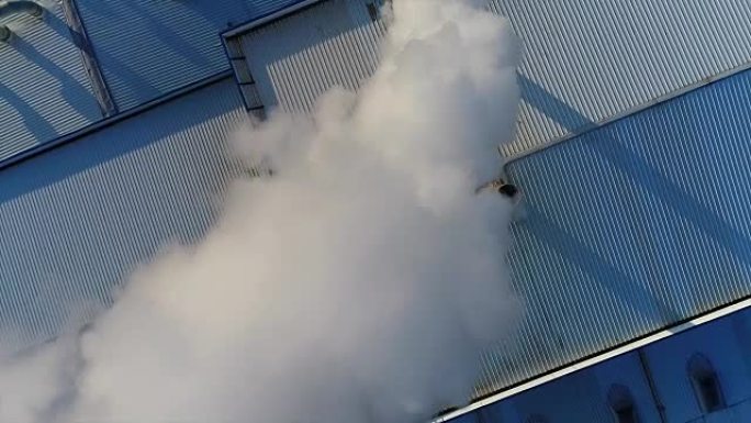 工厂或工厂屋顶上的管道冒烟，带有管道的生产室的屋顶，白色浓烟从管道中排出