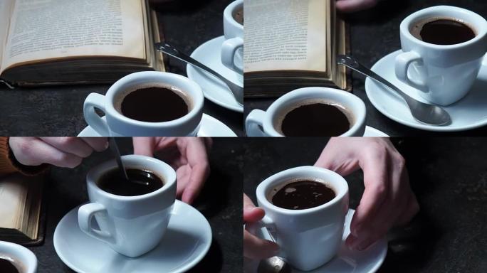 女人喝咖啡看书