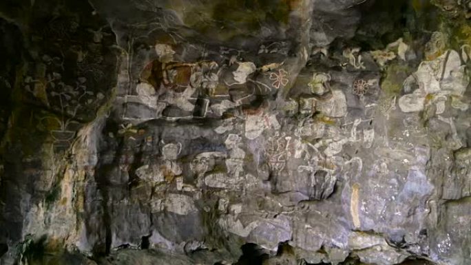 砂岩洞穴中的历史绘画。聚焦墙上的历史艺术。