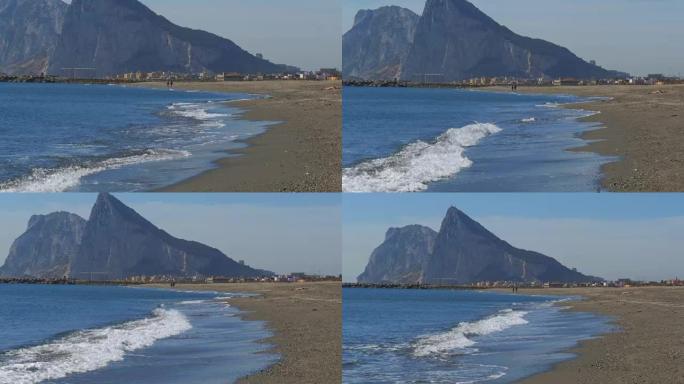 直布罗陀岩石和海浪海滩的景色