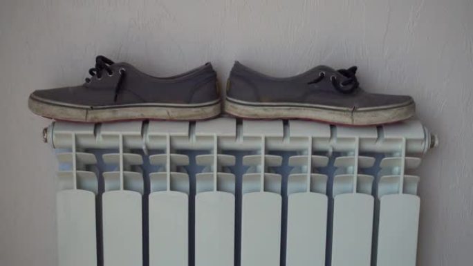 加热散热器。鞋子，keds，雨后干燥。