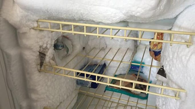 装有冰的旧冰箱在冰箱中冷冻，食物需要除霜。