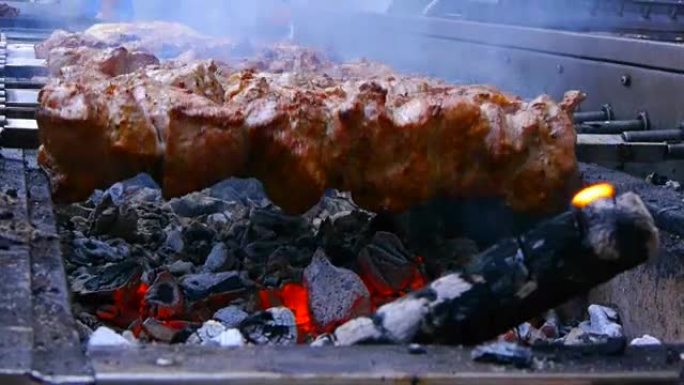 准备美味的肉串烧烤，串烤肉，街头食品，串肉旋转