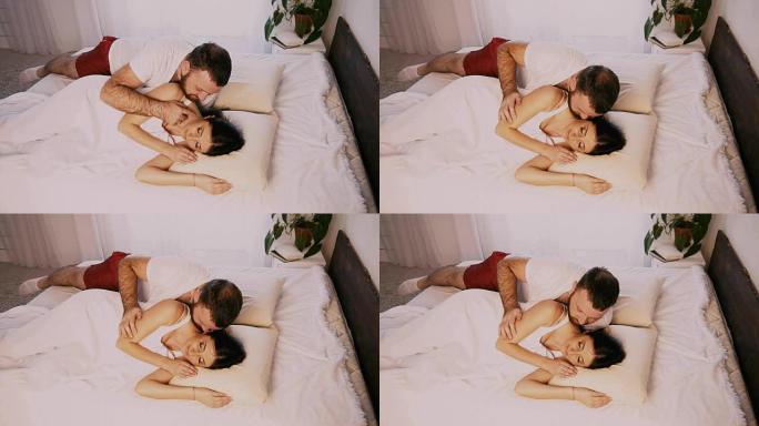 早上在卧室里的男人叫醒了他的妻子