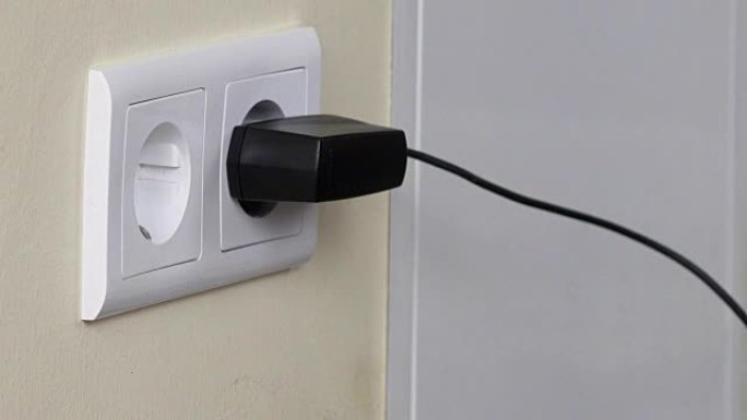 将充电器适配器手动插入墙壁插座。