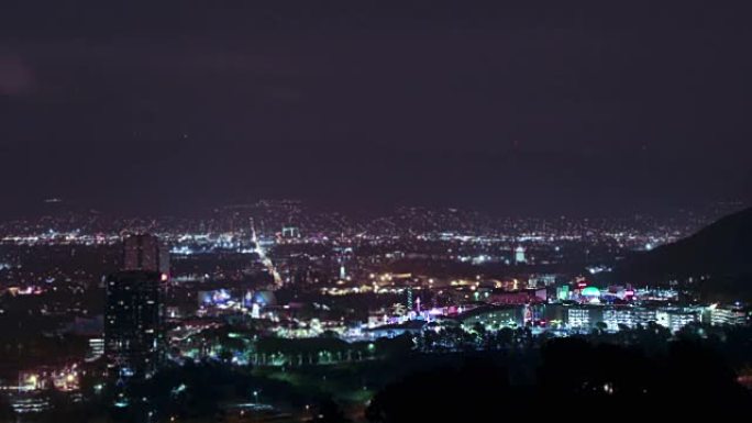 晚上环球影城，影城和北好莱坞的倾斜镜头