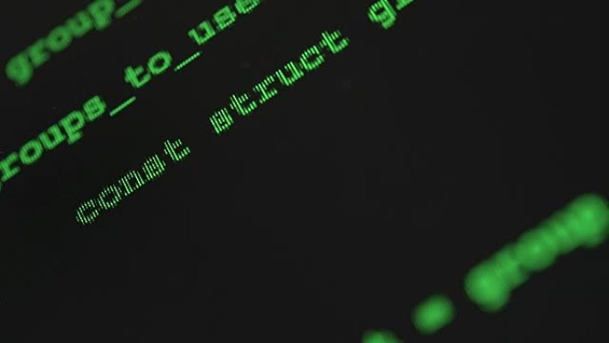 黑客电脑屏幕上的随机命令行。闯入系统概念