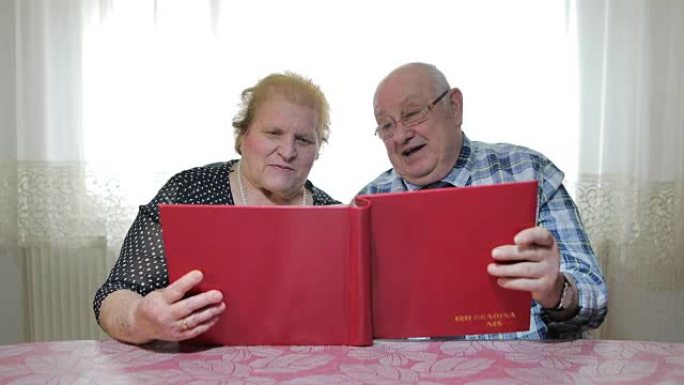 六十年在一起。这对老夫妇看着相册