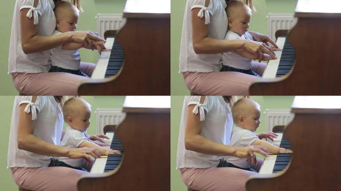 妈妈和蹒跚学步的男婴，在家弹钢琴，孩子学习