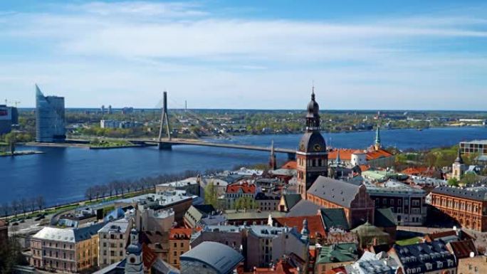 拉脱维亚里加天际线。里加的鸟瞰图。拉脱维亚圣彼得教堂塔楼的里加全景。