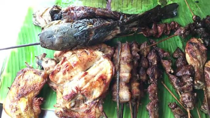 泰国街头食品烹饪中心: 炭烤烤鸡，鱼，猪肉在炉子上半切油罐烟熏。泰式食物。泰语烧烤或泰语中的 “Mo