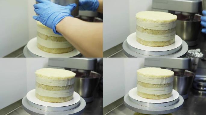 糖果商从饼干蛋糕上取下烤锡。制作美丽美味蛋糕的过程。美食艺术。