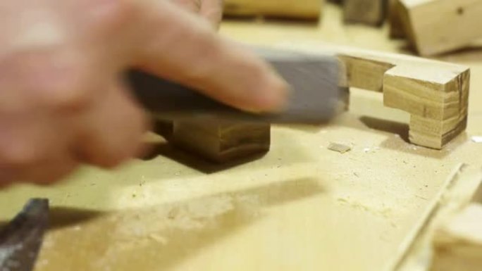 手锯木条，用砂纸研磨木材